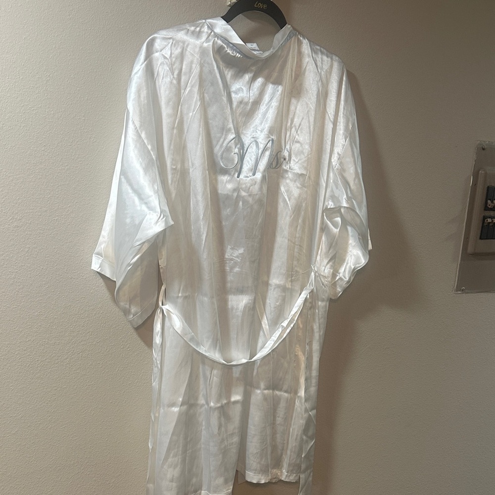 Linea Donatella Womens Sz M Mrs Embroidered Satin Robe and Bag